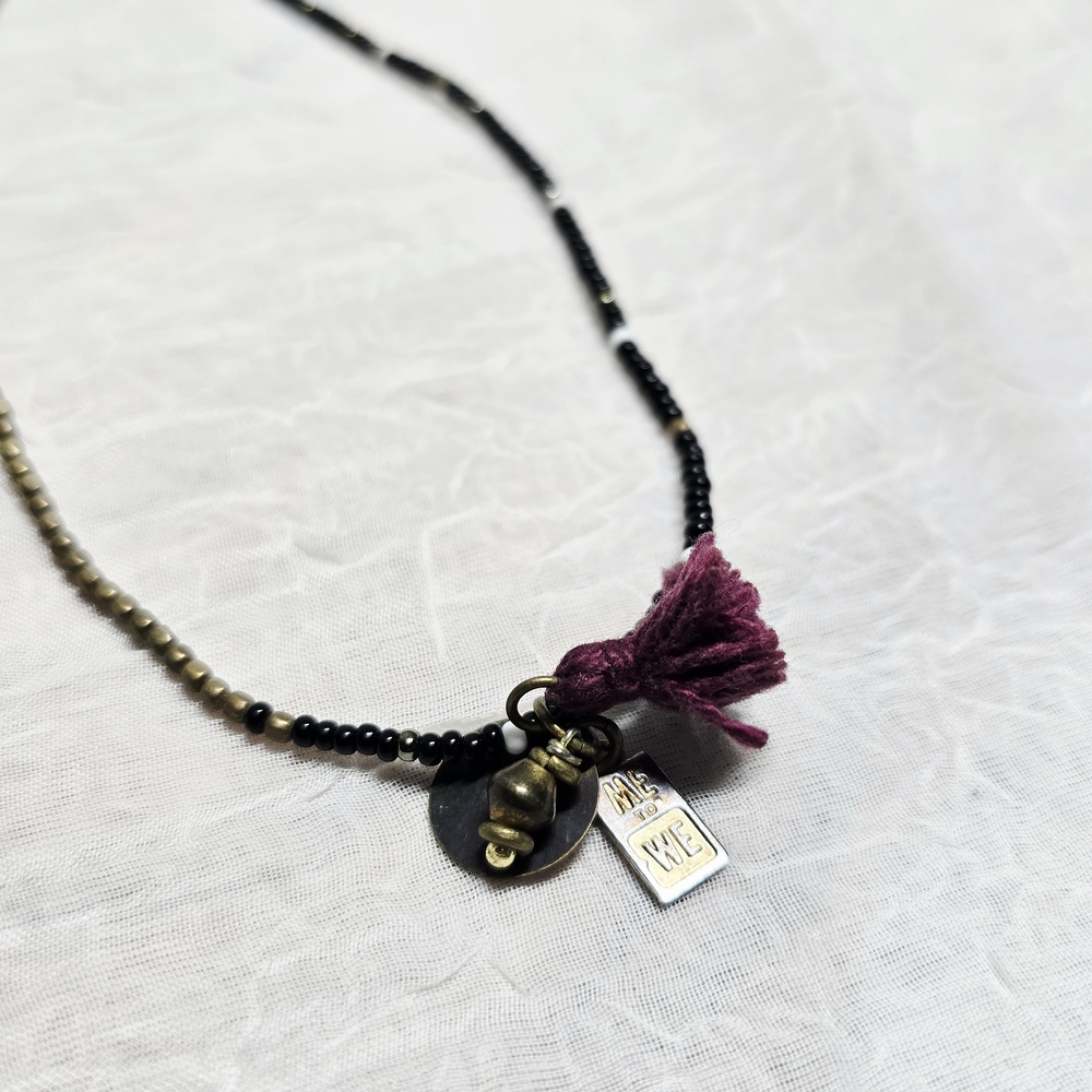 $1 with $5+ bundle•Stretchy Black and purple beaded necklace 0803